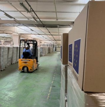 A început distribuirea pachetelor cu 25 de kilograme de alimente