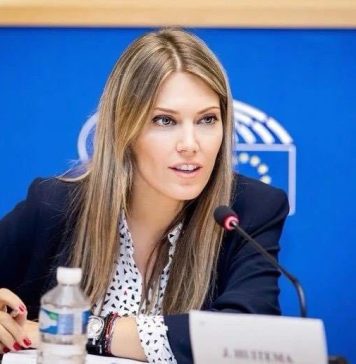 Parlamentul European a demis-o marţi pe eurodeputata elenă Eva Kaili din funcţia de vicepreşedinte