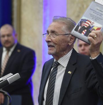 Emil Constantinescu: Le-aş spune tinerilor că, dacă s-a putut o dată, se mai poate; se mai poate ca libertatea, dreptatea, adevărul, idealurile eterne care fac ca democraţia să funcţioneze ca un instrument, să mai răzbească şi că până la urmă nu este important ce ai acumulat, ce ai creat, ce ai strâns, ci este demnitatea şi respectul de sine, să acceptăm că, între 16 şi 21 decembrie, românii, puţini dintre ei, au dat dovadă de un eroism greu de anticipat