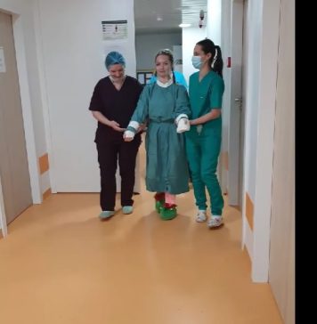 Primele imagini cu Alexia, fata cu braţele amputate în accidentul de la Paşcani, împreună cu medicii din Iaşi care i le-au reataşat