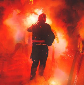 Un travestit din Iași a murit în fața fanilor, de Crăciun, în timp ce era live pe Facebook. Pisica lui a provocat un incendiu