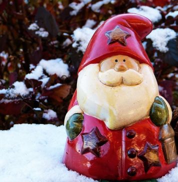 Tradiţii şi obiceiuri de Moş Nicolae în lume. El vine ori călare pe un măgăruș, ori într-o trăsură trasă de cal și în multe țări este așteptat cu un pahar de vin