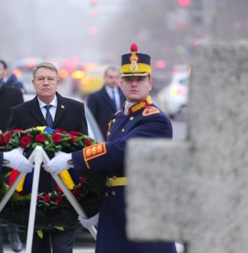 President Klaus Iohannis lays wreath of flowers in memory of 1989 Revolution victims