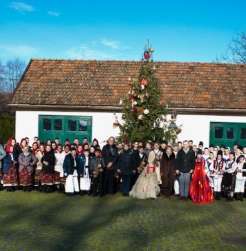 Royal Family receives carolers at Savarsin Castle