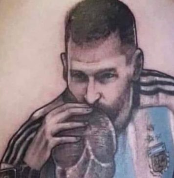 Tatuajele cu imaginea lui Messi sărutând trofeul Cupei Mondiale sunt la modă în Argentina