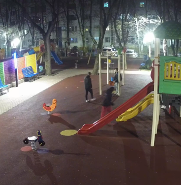 Patru tineri care au vandalizat un loc de joacă în Sectorul 4 sunt căutați de Poliție – VIDEO