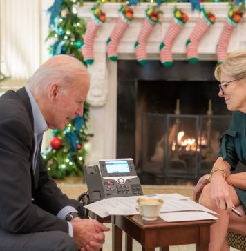 Joe Biden şi soţia sa Jill au petrecut un Crăciun liniştit la Casa Albă. Ei au vorbit cu membri ai armatei americane staţionaţi în diverse zone ale lumii