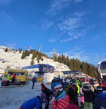 Aglomerație uriașă la telecabina Sinaia. „Suntem aici de la 7:30. E ora 11:42 și încă n-am urcat” – VIDEO