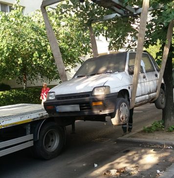 Sectorul 2: Mașinile abandonate, ridicate și depozitate pe o platformă betonată