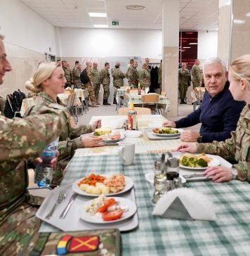 Ministrul Apărării s-a întâlnit cu militarii români dislocaţi în baza de la Bemowo Piskie din Polonia