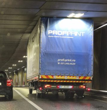 Încă un camion s-a blocat în pasajul Unirii din București