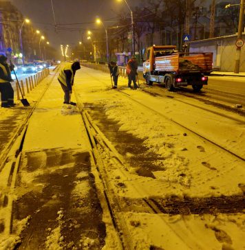 Angajații STB intervin în continuare la deszăpezirea refugiilor de tramvai