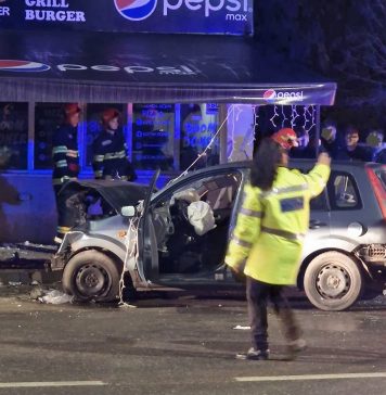 Patru tineri au intrat cu mașina direct într-un fast food din Popești Leordeni – FOTO