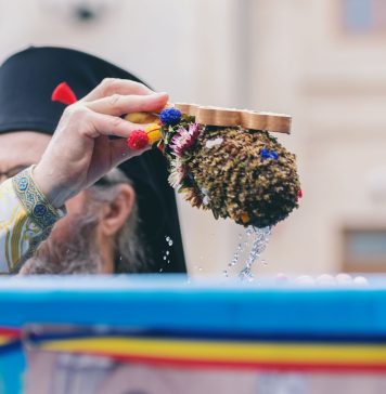 13.000 de sticle de apă sfințită vor fi oferite bucureștenilor de Bobotează. Programul slujbelor de Bobotează