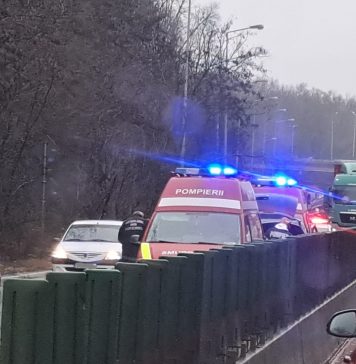 27 de intervenţii ale pompierilor din cauza vântului, până la ora 16.00. Mai multe mașini, avariate