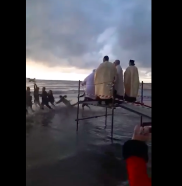 VIDEO/ „A căzut popa, bă!”. Un preot a picat în mare după ce a aruncat crucea de Bobotează