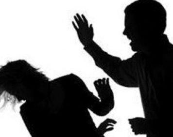 Statistică: Doar 16% dintre victimele violenţei domestice au fost de acord cu montarea brăţărilor de supraveghere pentru agresori