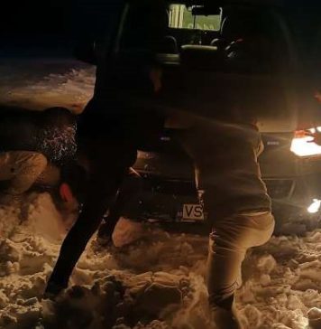 Echipaj de la Ambulanţă rămas blocat în zăpadă, ajutat de un grup de tineri aflaţi la o petrecere – FOTO
