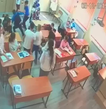 Școală din București, obligată să plătească daune morale unui elev bătut de colegi