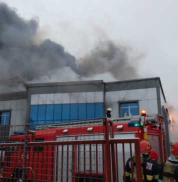 UPDATE Un incendiu puternic a izbucnit la un depozit din Voluntari / Traficul rutier a fost oprit pe Centura Capitalei