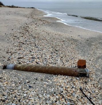 Corpul de rachetă găsit pe plaja de la Marea Neagră, de provenienţă rusească; elementul descoperit nu conţine materiale pirotehnice sau periculoase şi reprezintă un tub al unui motor de start de la o racheta antiaeriană sol-aer de tipul 57E6, lansată de un sistem de rachete antiaeriene de tip Panţir S-1 (clasificare NATO SA-22 Greyhound), produse în Federaţia Rusă, care, cel mai probabil, pe timpul desfăşurării acţiunilor militare recente din zona de nord a Mării Negre, a căzut în mare şi a fost adus de curenţii marini în zona litoralului românesc