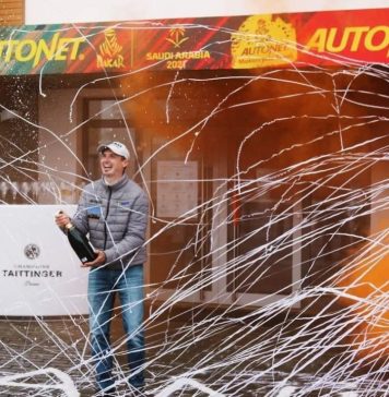 Riderul Emanuel Gyenes, primit cu artificii şi tort de colegi, după a 13-a participare la Raliul Dakar