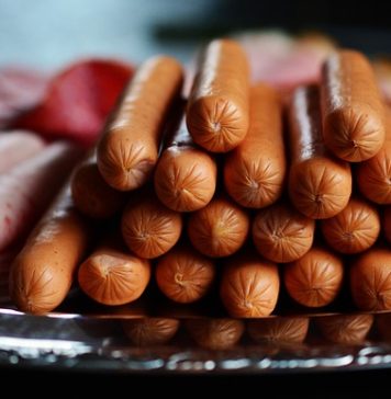 InfoCons: Crenvurști de porc cu până la 11 E-uri și doar 10 % carne de porc