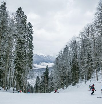 Sezonul de schi în Poiana Braşov se deschide în weekend / Tarifele de transport pe cablu au fost majorate
