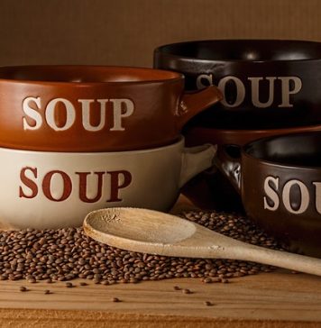 Supă la plic cu până la 10 E-uri şi cu 156% mai multă sare decât doza zilnică recomandată