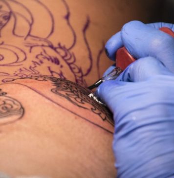 Tatuaje gratuite pentru supravieţuitoarele cancerului de sân, în Olanda