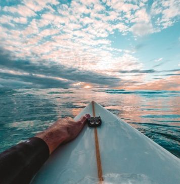 Un legendar surfer brazilian a decedat în cursul unui spot publicitar în Portugalia