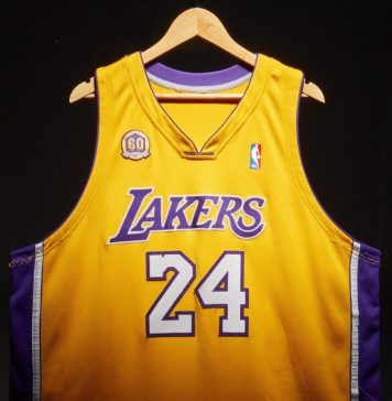 Un tricou purtat de Kobe Bryant, evaluat între 5 şi 7 milioane de dolari, va fi scos la licitaţie
