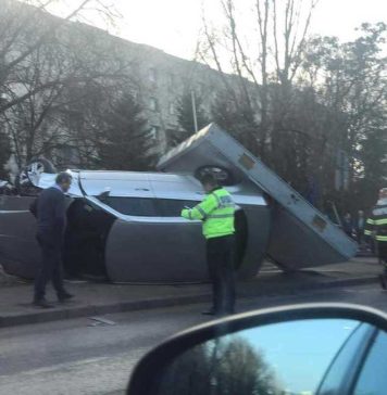 Două eleve care mergeau pe trotuar au fost lovite de o mașină, în urma unui accident în Capitală