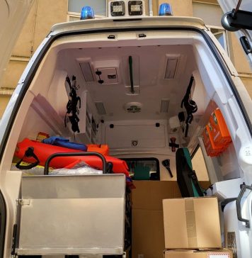 O ambulanță a ricoșat într-un tramvai în urma unui accident în Capitală