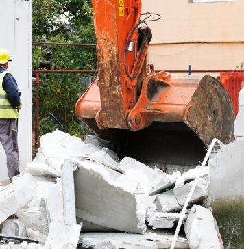 O altă construcție ilegală, demolată de Primăria Sectorului 5