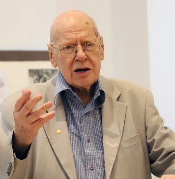 Sicriul cu trupul neînsufleţit al academicianului Răzvan Theodorescu a fost depus la Clubul Academicienilor