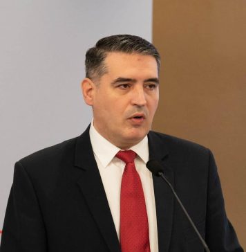 Secretarul de stat în Ministerul Educaţiei Florin Lixandru spune că i-au fost retrase atribuţiile printr-un ordin de ministru