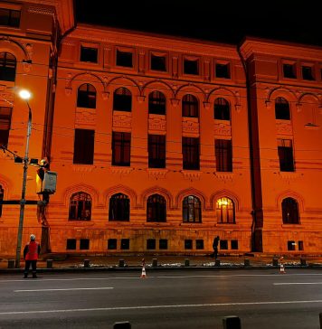 Clădirea Primăriei București, iluminată sâmbătă seara în culoarea portocaliu
