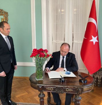 Ministrul afacerilor externe Bogdan Aurescu a semnat în cartea de condoleanțe deschisă la Ambasada Republicii Turcia la București