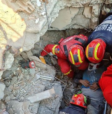 FOTO/ Cutremure în Turcia: Salvatorii români au scos în viață de sub dărâmături o altă persoană