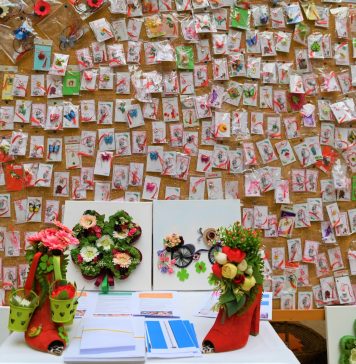 În aula primăriei găsiți mărțișoare handmade realizate de copiii din mai multe centre de zi din Sectorul 2