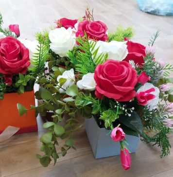 Mărțișoare create de oamenii fără adăpost din Sectorul 6, expuse la Plaza România: ”Spun o poveste despre oameni și solidaritatea dintre ei”