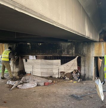 Baza pilonilor de susținere a Pasajului Obor, unde stăteau oameni ai străzii, igienizată