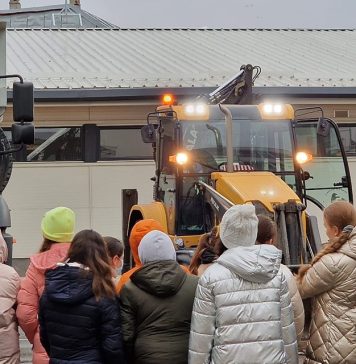 Specialiștii și utilajele de la Infrastructură 5, demonstrație LIVE pentru elevii Școlii Gimnaziale nr. 131 din Sectorul 5