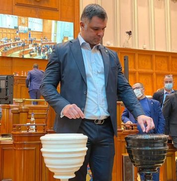 Deputatul PSD Daniel Ghiţă: Trebuie să le spunem clar liderilor de la Kiev care-l au pe ultranaţionalistul Stepan Bandera în suflet şi familia Rotschild în spate că nu permitem astfel de impertinențe și că, dacă nu se conformează, putem reduce sau chiar sista ajutorul pentru Ucraina