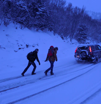 Intervenţie de urgenţă a jandarmilor montani. Au salvat 80 de oameni blocaţi în zăpadă