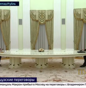 Macron nu exclude să îi retragă lui Putin Legiunea de Onoare