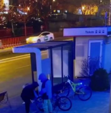 Doi bărbați au fost prinși la trei secunde după ce au furat o bicicletă, în Bucureşti – VIDEO