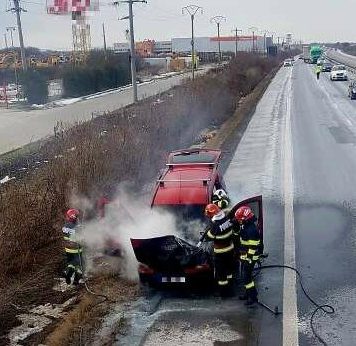 O mașină a luat foc pe autostrada București-Pitești, sensul către Capitală