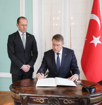President Iohannis signs condolence book opened at Turkish Embassy